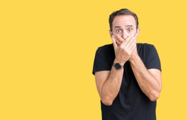 Yakışıklı orta yaş üzerinde izole arka plan ağız hata için elleriyle kapsayan şok ağarmış komuta sizde. Gizli kavramı.