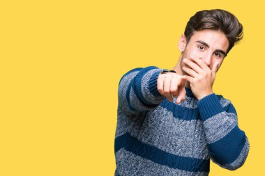 İzole genç yakışıklı adam arka plan sizin parmak el kamerasıyla ağzına, utanç ifadesi işaret eden gülme
