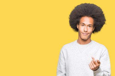 Genç African Amerikan adam ile afro saç giyen sportif Sweatshirt beckoning burada el ile jest gelmek mutlu ve gülümseyen davet