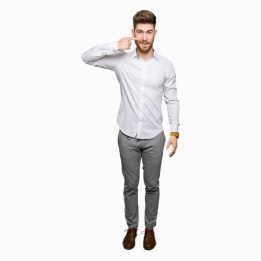 Genç yakışıklı iş yüz ve burun, neşeli gülümseyerek el parmak ile işaret dostum