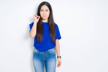 Izole arka plan ağız ve dudaklar üzerinde Güzel esmer kadın parmakları ile zip olarak kapatın. Gizli ve sessiz, tabu konuşma