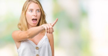 İzole arka plan ile sürpriz devam et, parmakla üzerinde güzel genç kadın ağzı açık ifade, önünde bir şey hayret