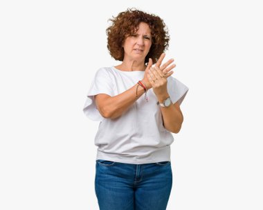 Elleri ve parmakları, artrit inflamasyon acı acı arka plan üzerinde beyaz t-shirt giyen kadın güzel orta ager kıdemli izole