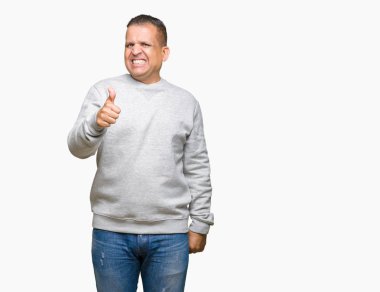 Orta yaş Arap hareketi el ile mutlu yaşasın yapıyor izole arka plan üzerinde spor kazak giyen adam. Başarı gösteren kameraya bakarak ifade onaylama.