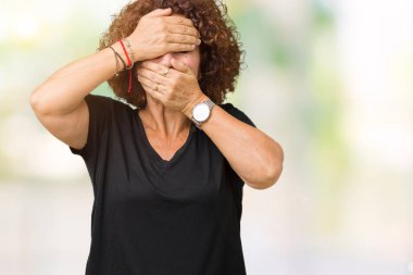 Güzel orta ager izole arka plan kaplaması gözler ve ağız el ile üst düzey kadın şaşırttı ve şok. Duygu gizleme