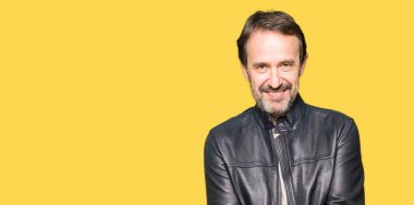 Siyah deri giyen orta yaş yakışıklı adam alma veya jest vererek birlikte el avuç içi ile gülen ceket. Ayrı tutma ve koruma