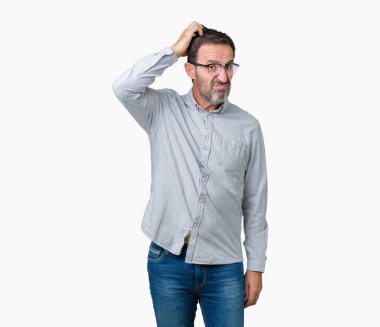 Yakışıklı orta yaş zarif komuta sizde gözlük izole arka plan üzerinde yanıltır ve soru hakkında merak ediyorum. Şüphe, kafasına el ile düşünme ile belirsiz. Dalgın kavramı.