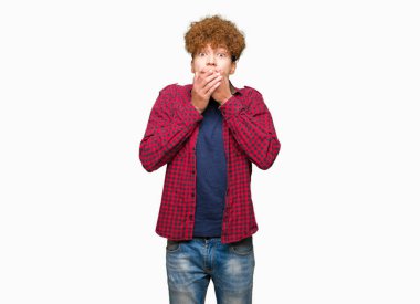 Bir ceket ağız hata için elleriyle kapsayan şok afro saçlı Genç yakışıklı öğrenci adam. Gizli kavramı.