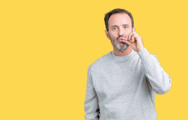 Üzerinde bir kazak giyen yakışıklı orta yaş üst düzey adam arka plan ağız izole ve parmak ile ZIP olarak Dudaklarını kapa. Gizli ve sessiz, tabu söz