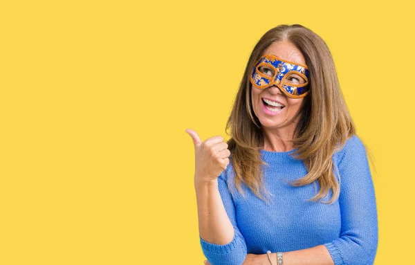 Mooie Middelbare Leeftijd Vrouw Venetië Carnaval Masker Dragen Geïsoleerde Achtergrond — Stockfoto