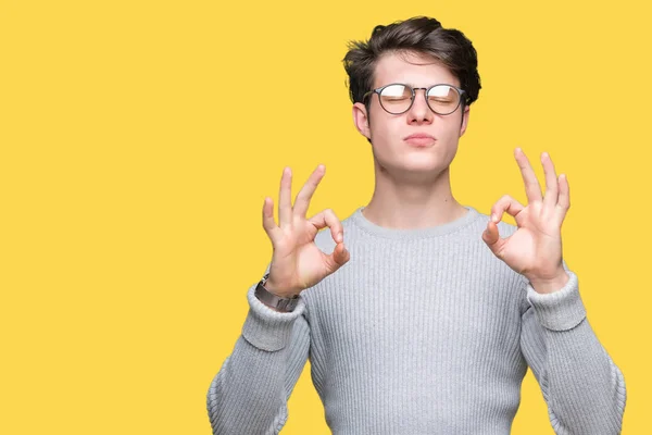 Jovem Homem Bonito Usando Óculos Sobre Fundo Isolado Relaxar Sorrir — Fotografia de Stock