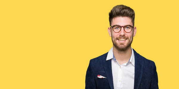 Joven Hombre Negocios Guapo Con Gafas Con Una Sonrisa Alegre — Foto de Stock