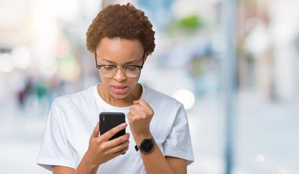 Jovem Afro Americana Usando Smartphone Sobre Fundo Isolado Irritado Frustrado — Fotografia de Stock