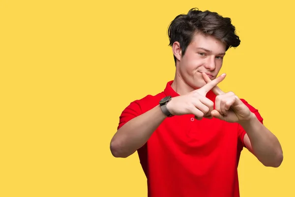 Junger Gutaussehender Mann Trägt Rotes Shirt Über Isoliertem Hintergrund Ablehnung — Stockfoto