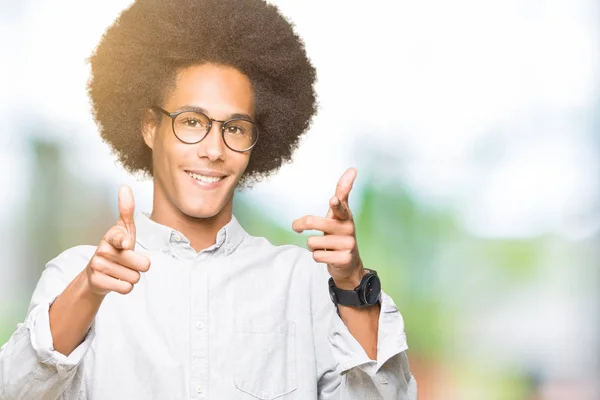 Unga Afroamerikanska Man Med Afro Hår Glasögon Pekar Finger Till — Stockfoto