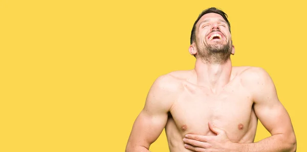 Bello Uomo Senza Maglietta Che Mostra Petto Nudo Sorridente Ridente — Foto Stock