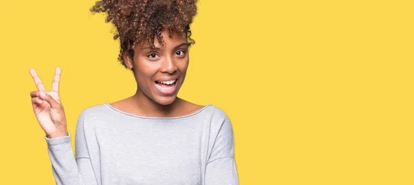 Hermosa Joven Afroamericana Sobre Fondo Aislado Sonriendo Con Cara Feliz —  Fotos de Stock