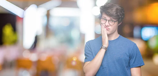 Jovem Homem Bonito Usando Óculos Sobre Fundo Isolado Pensando Cansado — Fotografia de Stock