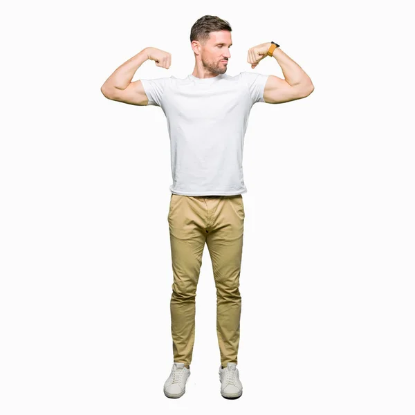 Bonito Homem Vestindo Camiseta Branca Casual Mostrando Músculos Dos Braços — Fotografia de Stock