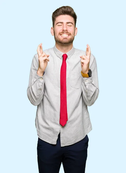 Jovem Homem Negócios Bonito Sorrindo Cruzando Dedos Com Esperança Olhos — Fotografia de Stock