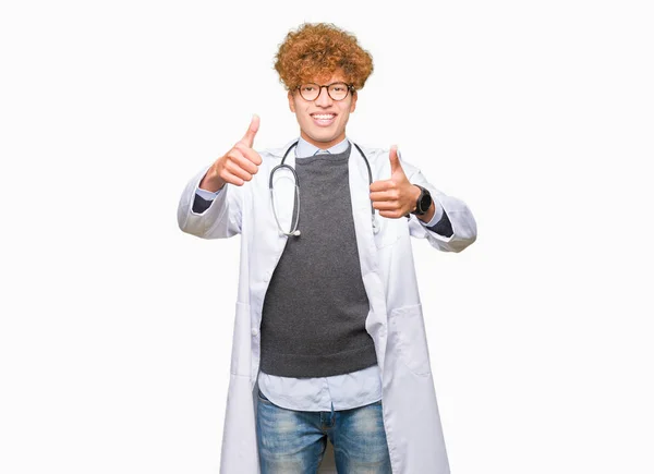 Ung Snygg Läkare Man Bär Medicinsk Coat Godkänna Gör Positiv — Stockfoto