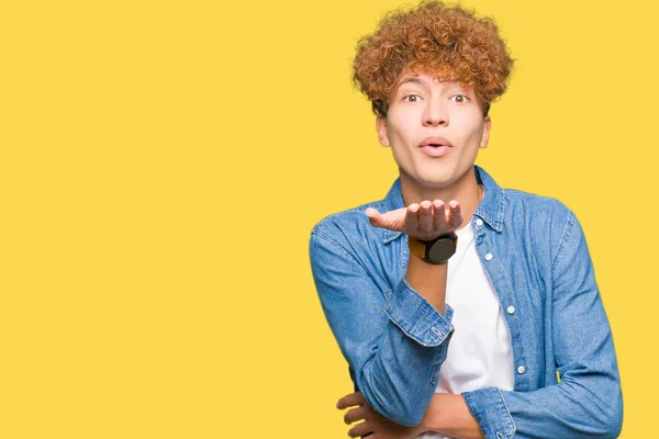 Ein Junger Gutaussehender Mann Mit Afro Haaren Der Jeansjacke Trägt — Stockfoto