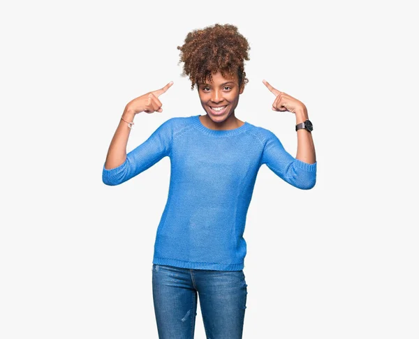 Mooie Jonge Afro Amerikaanse Vrouw Geïsoleerde Achtergrond Smiling Wijzend Naar — Stockfoto