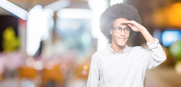 Νέος Αφρικανός Αμερικανός Άντρας Άφρο Μαλλιά Φορώντας Γυαλιά Πολύ Χαρούμενα — Φωτογραφία Αρχείου