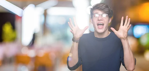 Joven Hombre Guapo Con Gafas Sobre Fondo Aislado Celebrando Loco —  Fotos de Stock