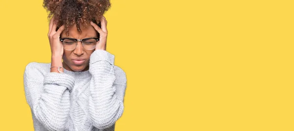 Bella Giovane Donna Afroamericana Che Indossa Maglione Invernale Sfondo Isolato — Foto Stock