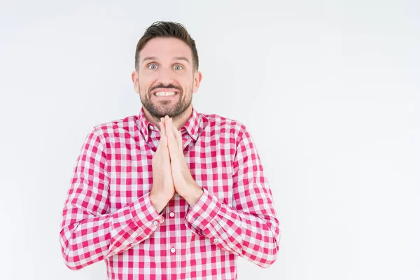 Jovem Homem Bonito Vestindo Camisa Sobre Fundo Isolado Orando Com — Fotografia de Stock