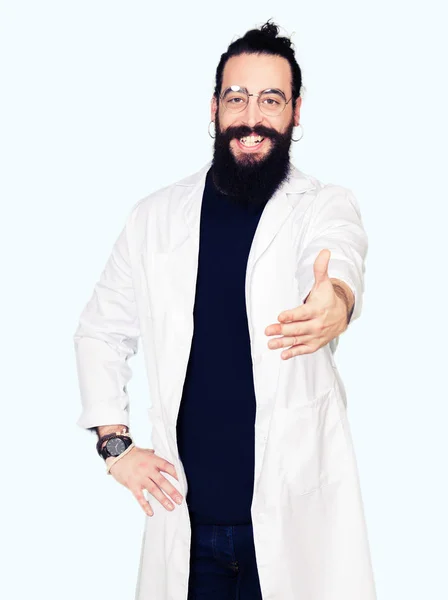Medico Terapeuta Uomo Con Capelli Lunghi Orso Indossa Cappotto Bianco — Foto Stock