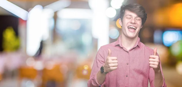 Jonge Knappe Zakenman Geïsoleerde Achtergrond Succes Teken Doen Positief Gebaar — Stockfoto