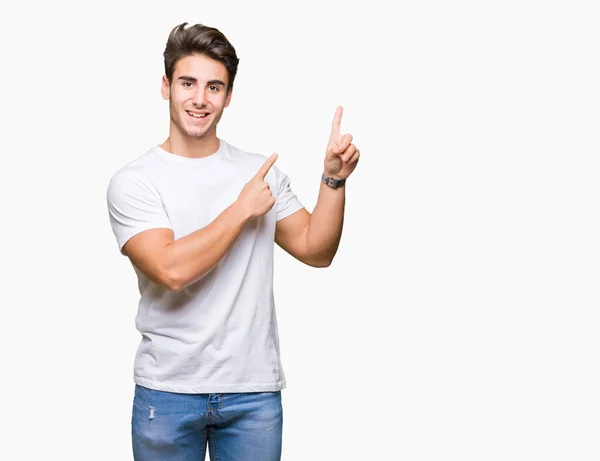 Homem Bonito Jovem Vestindo Camiseta Branca Sobre Fundo Isolado Sorrindo — Fotografia de Stock