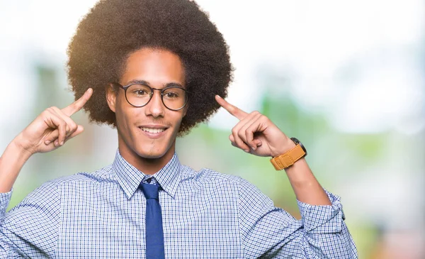 Giovane Uomo Affari Afro Americano Con Capelli Afro Indossare Occhiali — Foto Stock