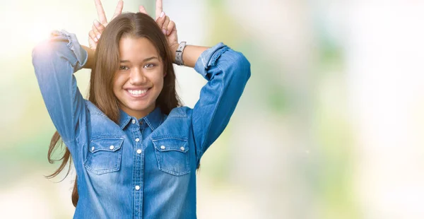 Jovem Bela Mulher Morena Vestindo Camisa Jeans Azul Sobre Fundo — Fotografia de Stock