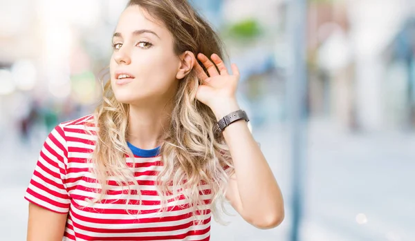 Hermosa Joven Rubia Sobre Fondo Aislado Sonriendo Con Mano Sobre — Foto de Stock