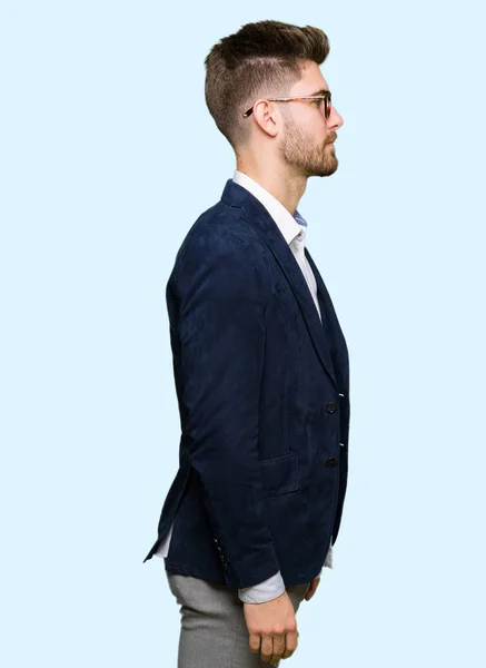 Ung Snygg Business Man Glasögon Tittar Sidan Koppla Profil Pose — Stockfoto