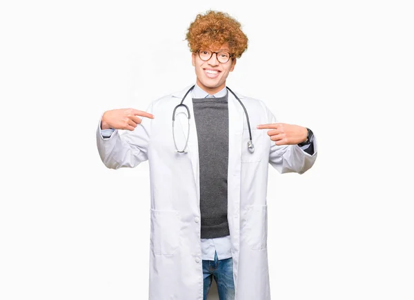 Mladý Pohledný Doktor Muž Lékařské Kabátě Sebevědomým Úsměvem Tváři Polohovací — Stock fotografie
