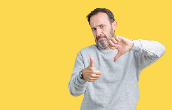 Hombre Mayor Mediana Edad Guapo Usando Una Sudadera Sobre Fondo —  Fotos de Stock