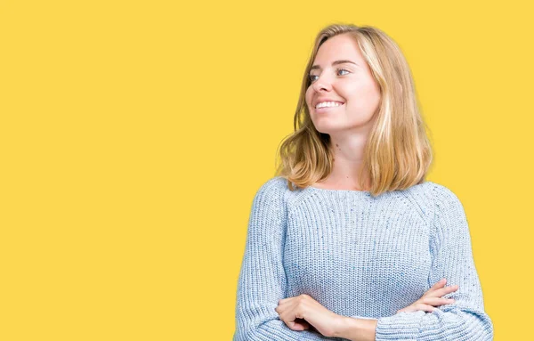 Hermosa Joven Con Suéter Azul Sobre Fondo Aislado Sonriendo Mirando —  Fotos de Stock