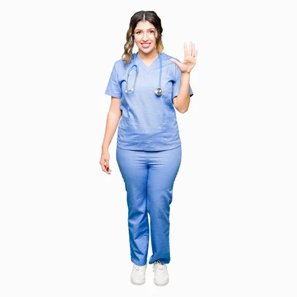 アダルト女医女性医療の統一表示と指で上向きを身に着けている数は自信を持って 幸せな笑みを浮かべている間 — ストック写真