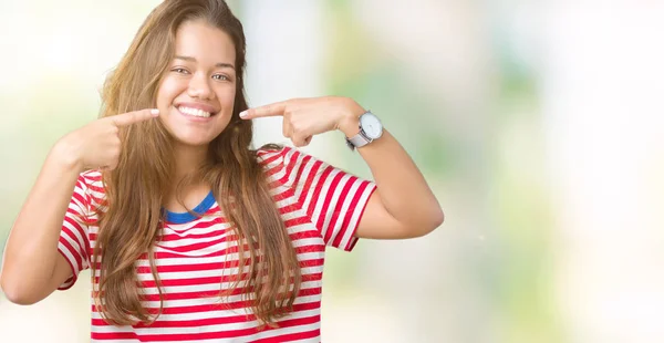 Jonge Mooie Brunette Vrouw Dragen Strepen Shirt Geïsoleerde Achtergrond Glimlachend — Stockfoto