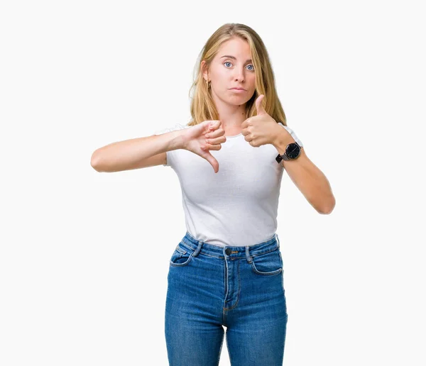 Schöne Junge Frau Trägt Legeres Weißes Shirt Über Isoliertem Hintergrund — Stockfoto