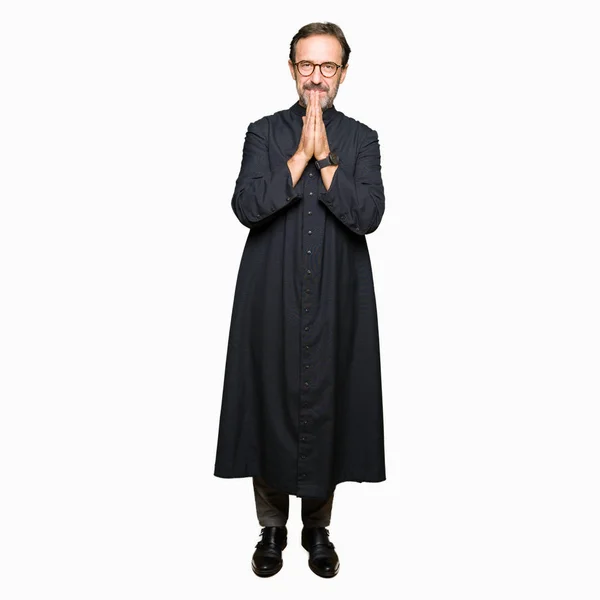 Katolik Giyen Orta Yaş Rahip Adam Robe Ellerle Birlikte Emin — Stok fotoğraf