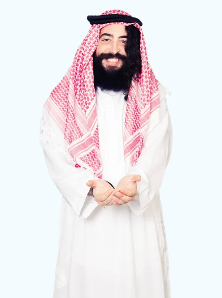Арабський Бізнес Людина Довгим Волоссям Носять Традиційні Keffiyeh Шарф Посміхаючись — стокове фото