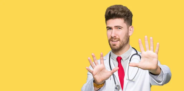 Ung Snygg Läkare Man Klädd Medicinsk Coat Rädd Och Skräckslagen — Stockfoto