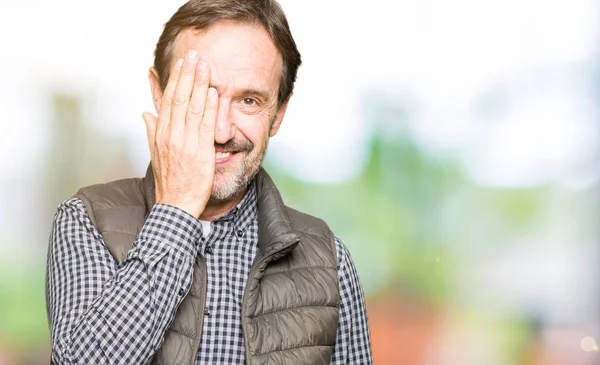 Hombre Guapo Mediana Edad Con Chaleco Invierno Que Cubre Ojo —  Fotos de Stock