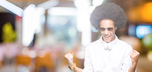 Jonge Afro Amerikaanse Man Met Afro Haar Dragen Zonnebril Koptelefoon — Stockfoto