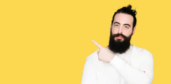 Homem Jovem Hipster Com Cabelos Longos Barba Vestindo Camisola Esportiva — Fotografia de Stock